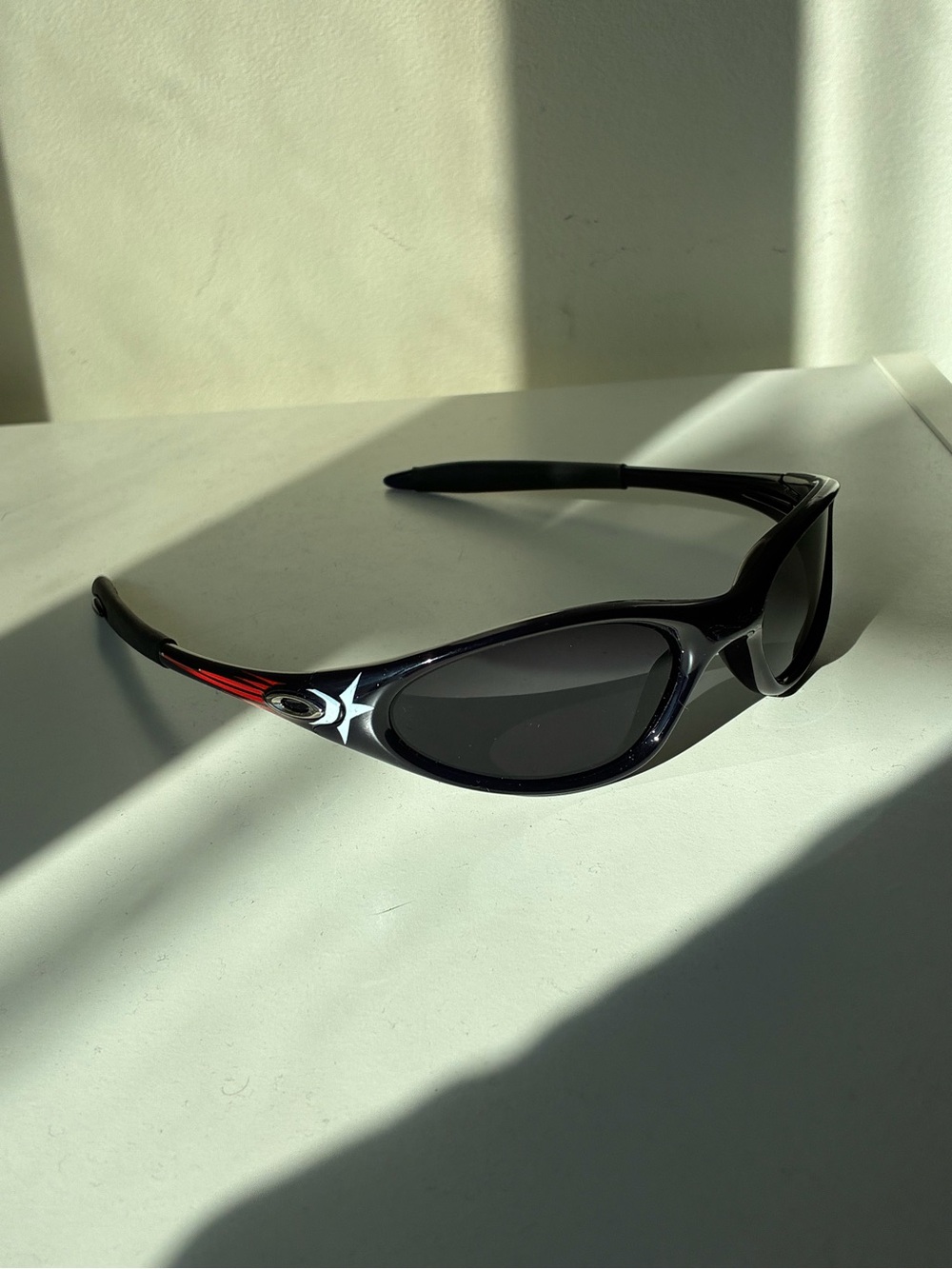 Oakley Minute 1.0 Vintage Y2K Style Black Sunglasses with Red Temple Accents
